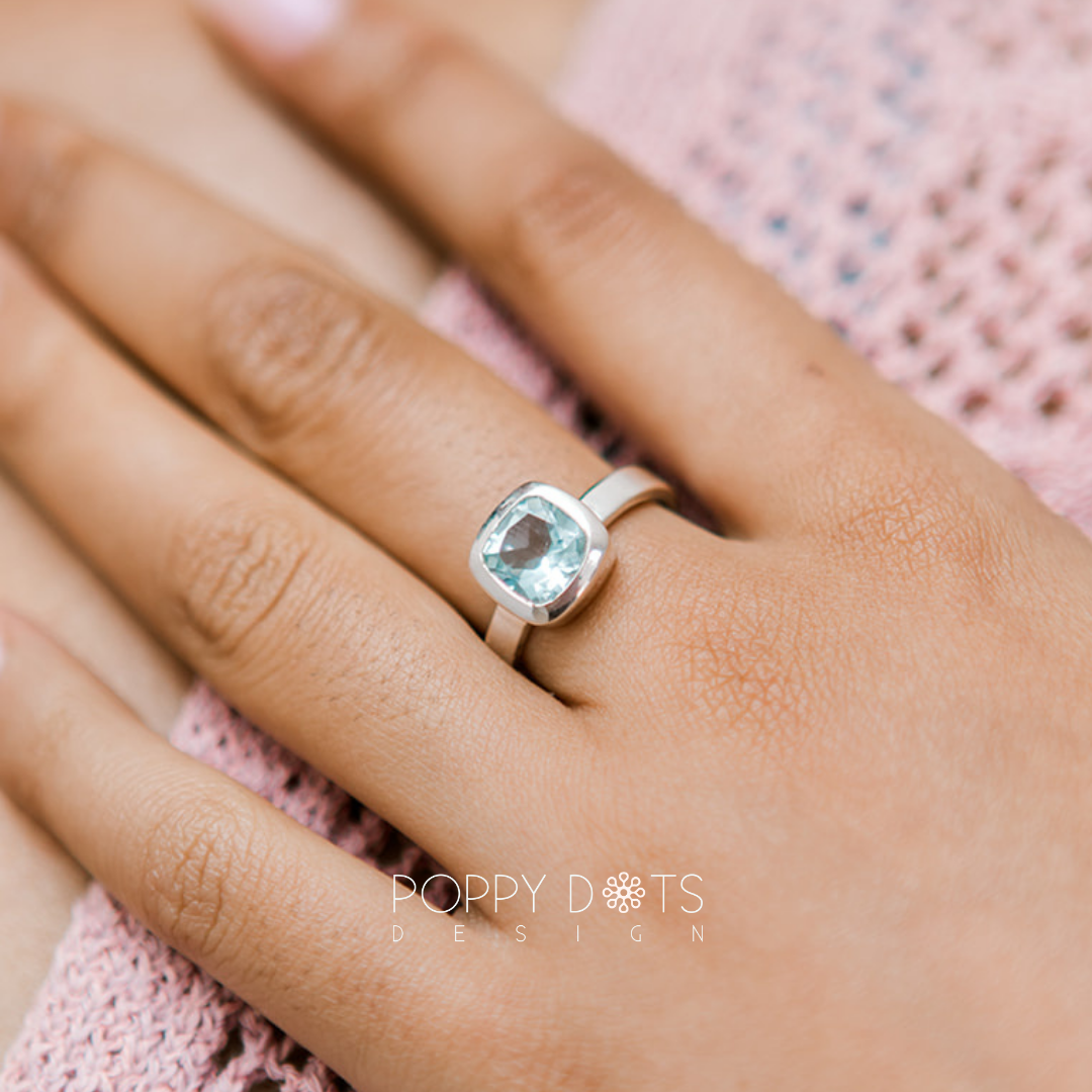 Luxurious Sterling Silver Square Blue Topaz Ring (8mm x 8mm)